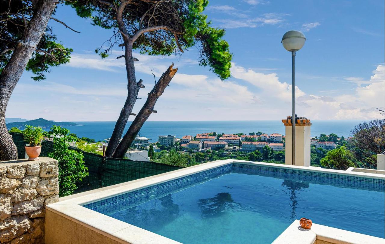 Apartment With Sea View 02 *