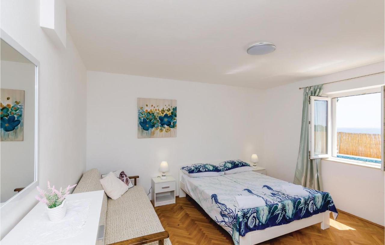 Apartment With Sea View 02 *