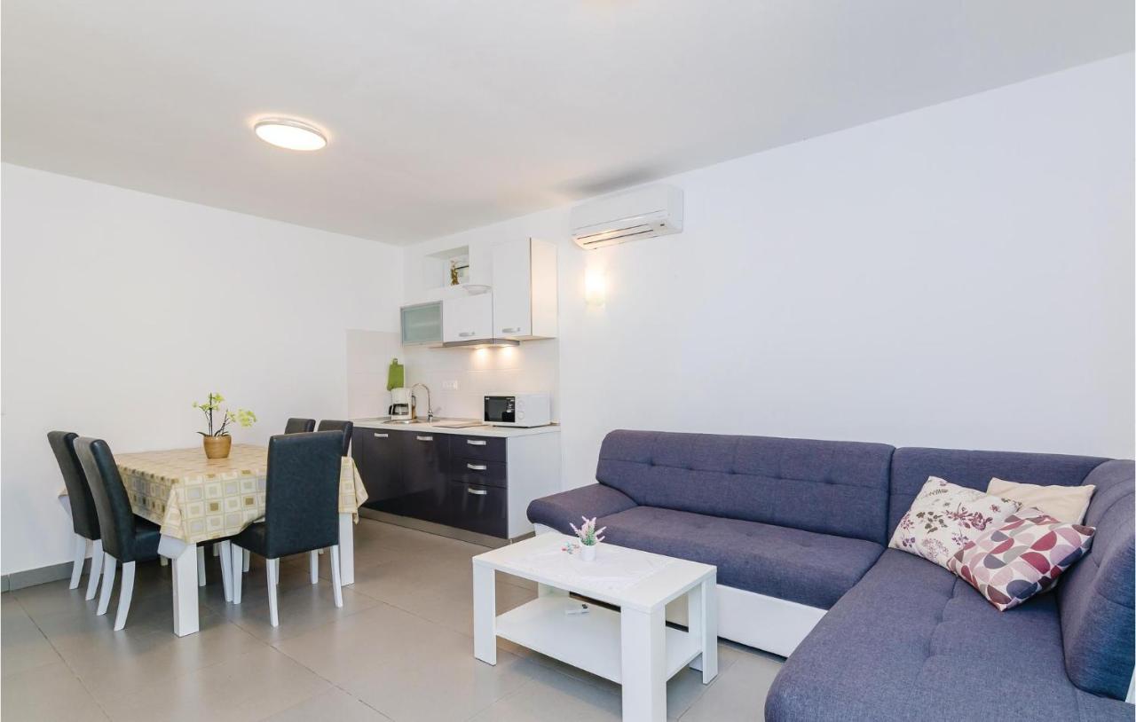 Apartment With Sea View 02